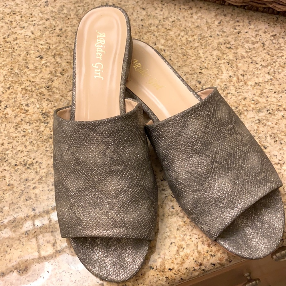 Flat Sandals - Light Grey - Snake Print